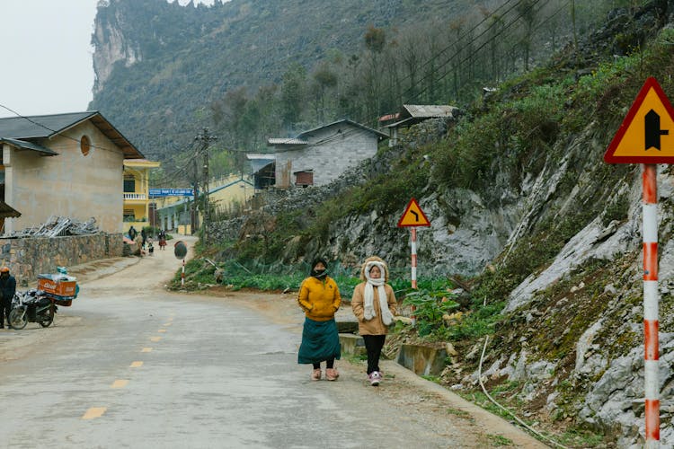 两个女人走在乡间小路上