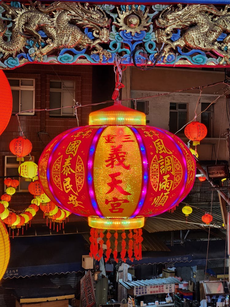 充满活力的中国灯笼街装饰