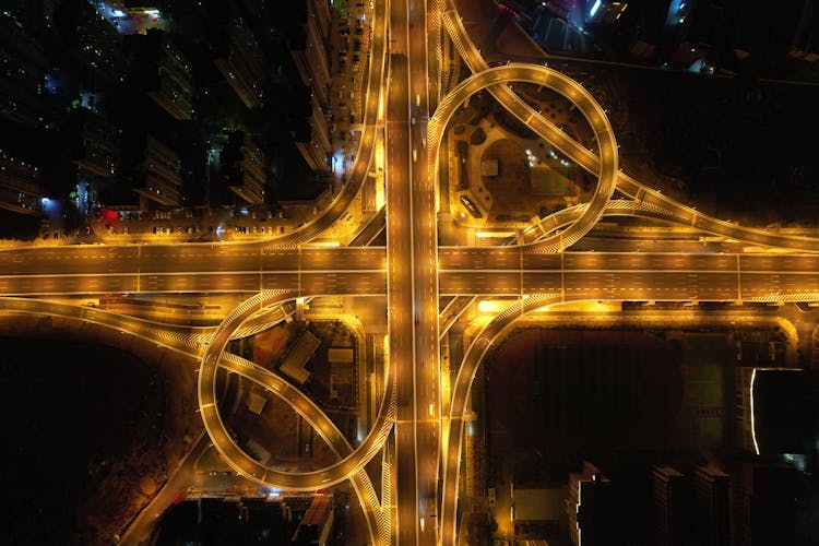 夜间照明公路立交鸟瞰图