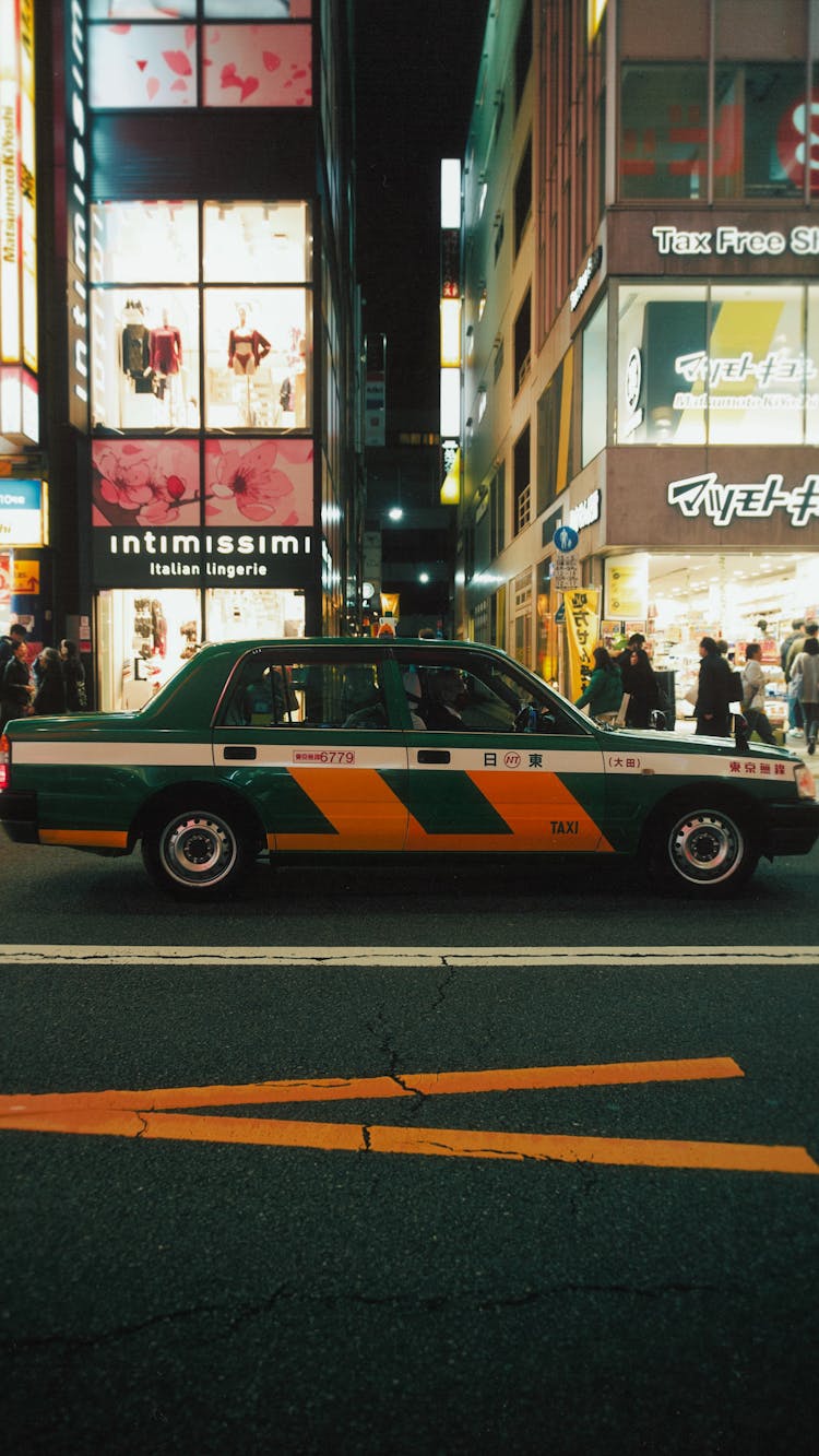 夜晚繁忙的城市街道上的日本出租车