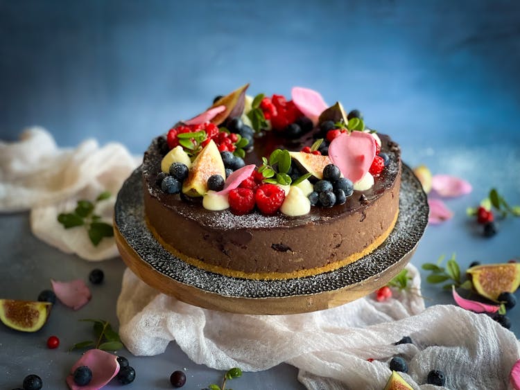 托盘上的水果巧克力蛋糕