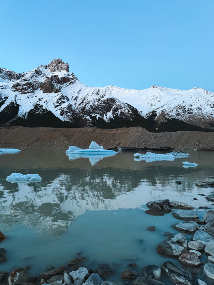 白雪覆盖的山谷中的溪流