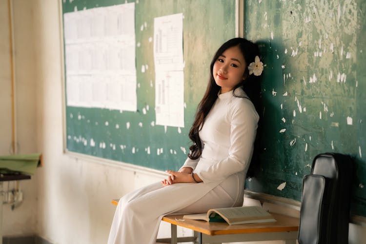 穿着传统服装的越南学生在课堂上
