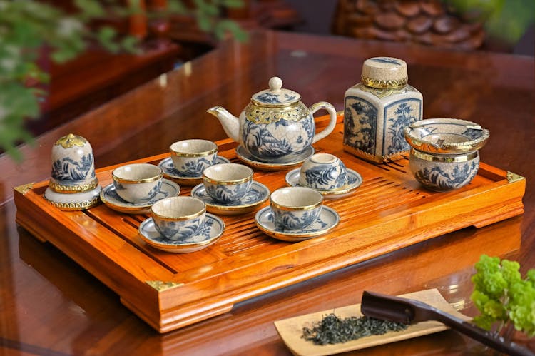 托盘上的汉制瓷茶具
