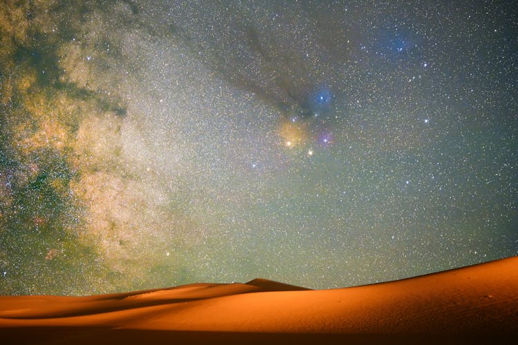 沙漠上空的星空