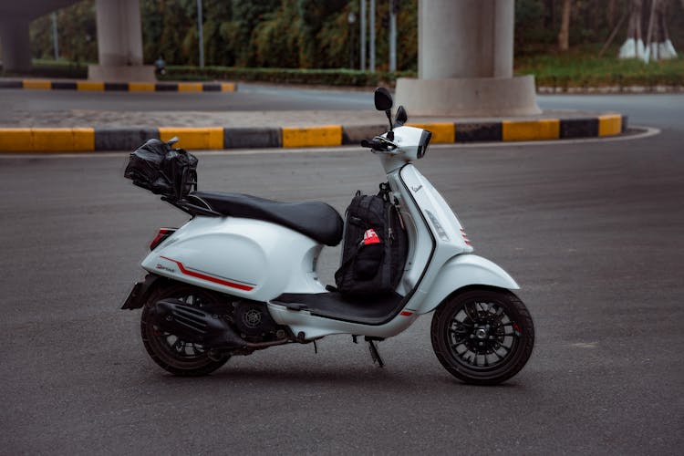 公路上的摩托车