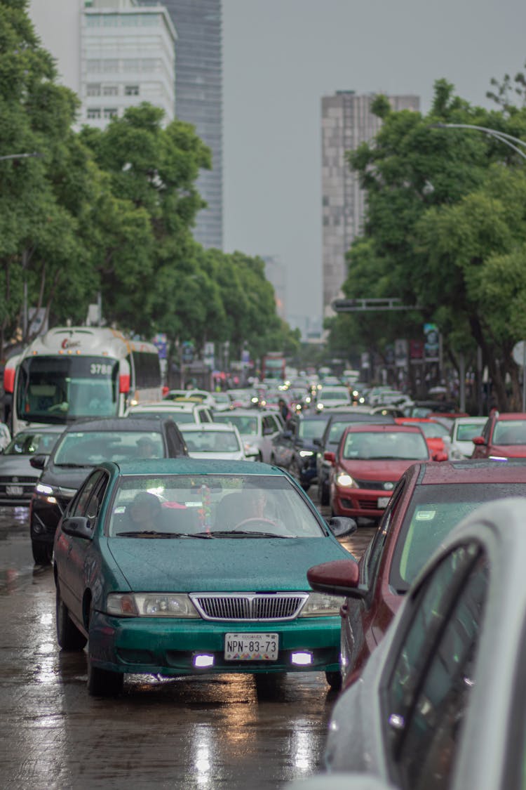 交通堵塞中的汽车