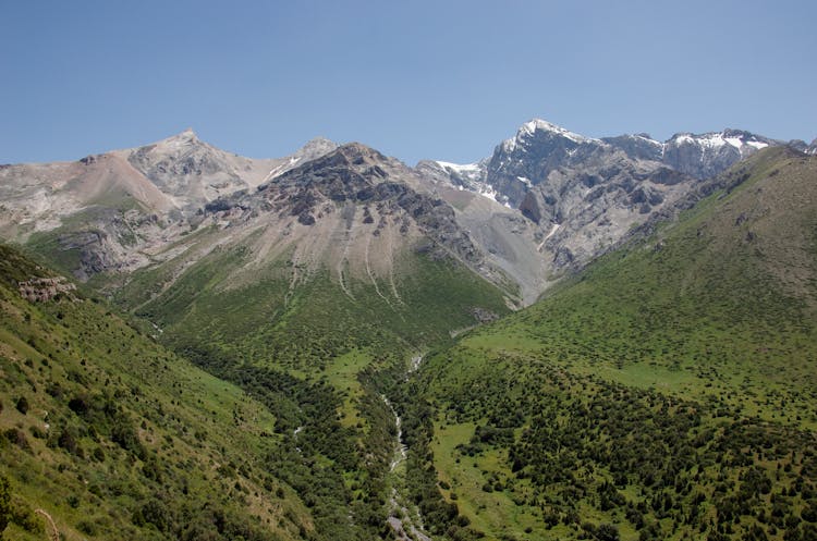 从山谷看山