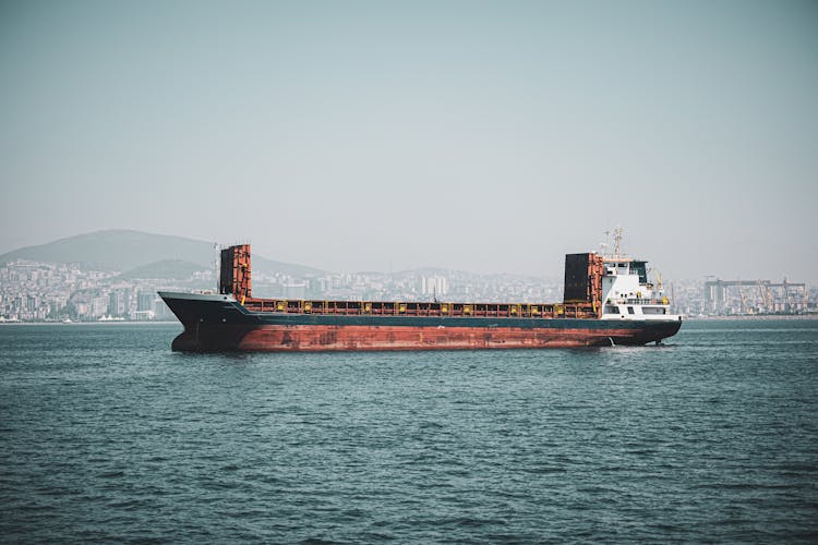 一艘大型货船漂浮在海里