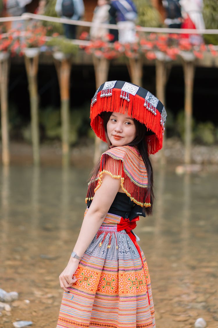漂亮的黑发女郎穿着传统的衣服和帽子