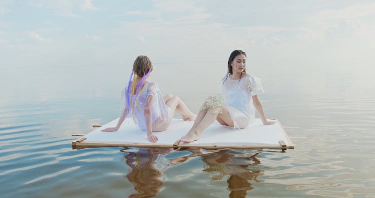 在冲浪的女孩搜索结果预览