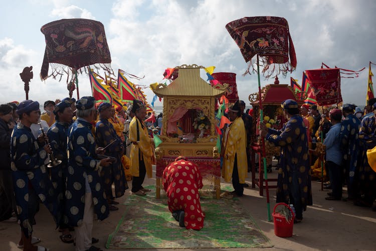 一群穿着传统服装的人聚集在一座神社周围