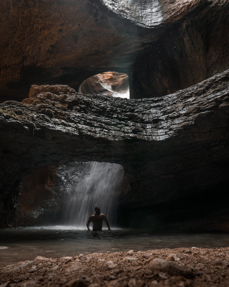 游客在Saltinskiy Vodopad瀑布放松身心