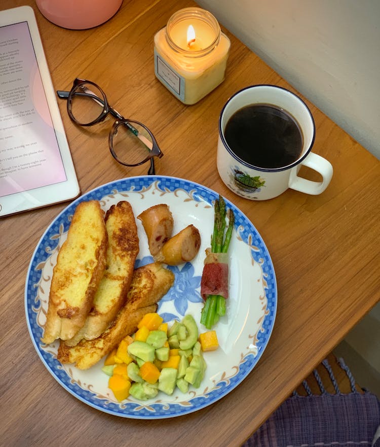 一盘食物、一杯咖啡和一本书