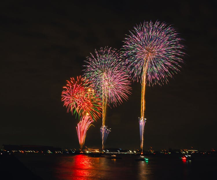 夜间水上烟花汇演