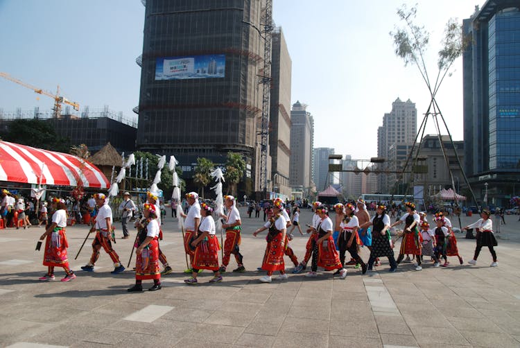 身着传统服饰的舞者在城市街头漫步