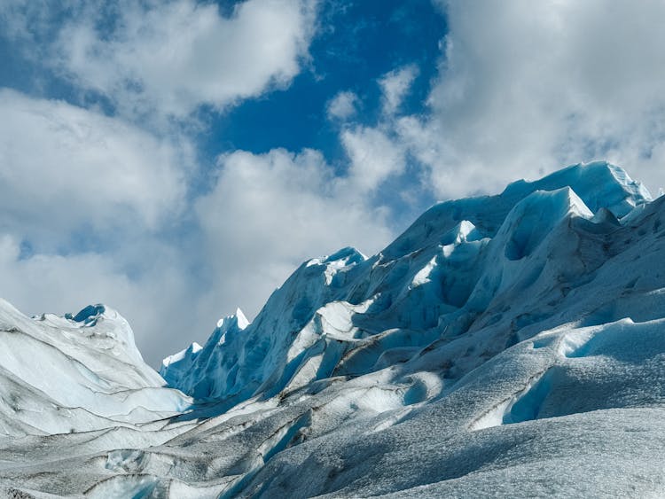 白雪皑皑的冰川上空的云层