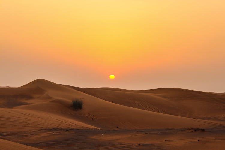 迷人的迪拜沙漠日落景观