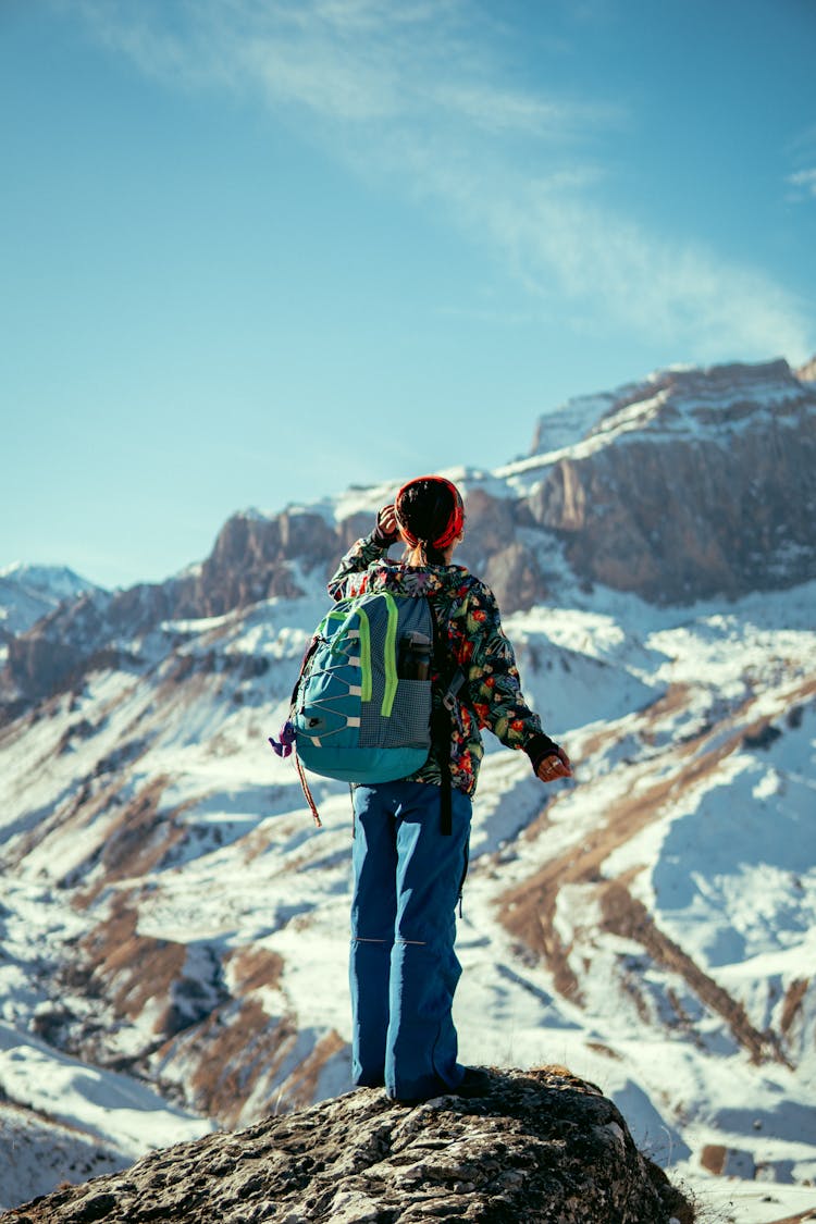 徒步旅行者在Qusar欣赏山景