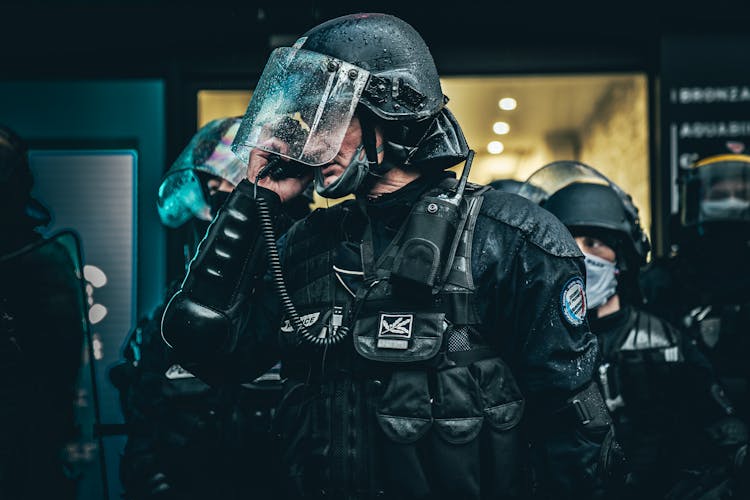 身着战术装备的法国警察