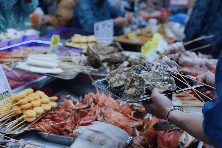 一个人拿着装有食物的托盘