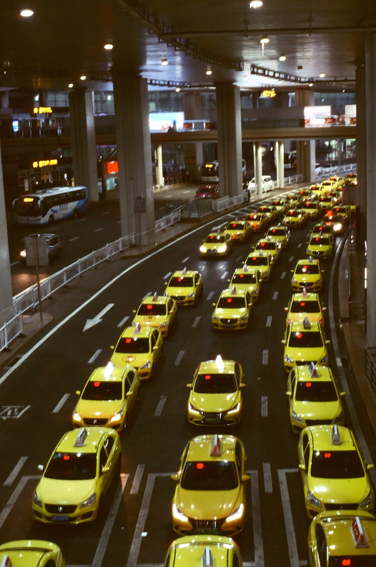 交通堵塞中的出租车
