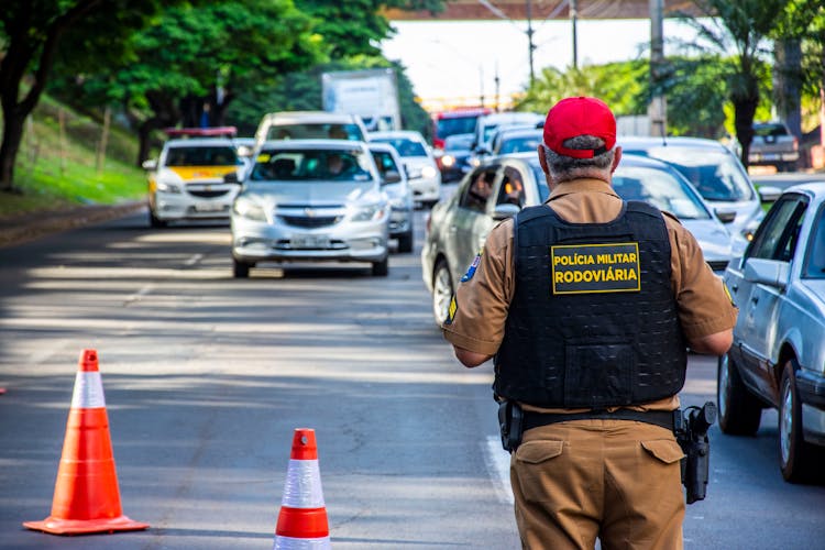 警察关闭繁忙街道的一部分