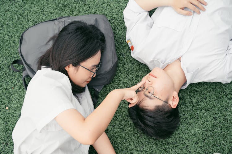 女人和男人躺在一起摸鼻子