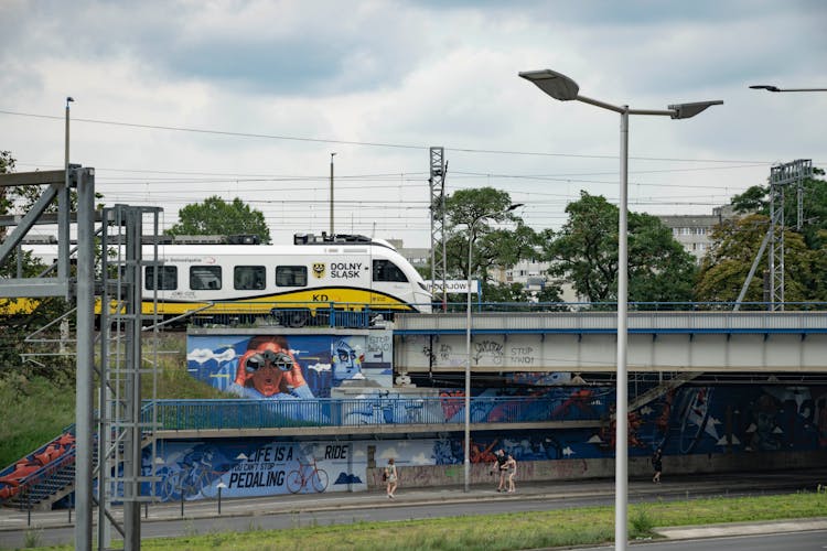 Koleje Dolnośląskie na wiadukcie PKP
