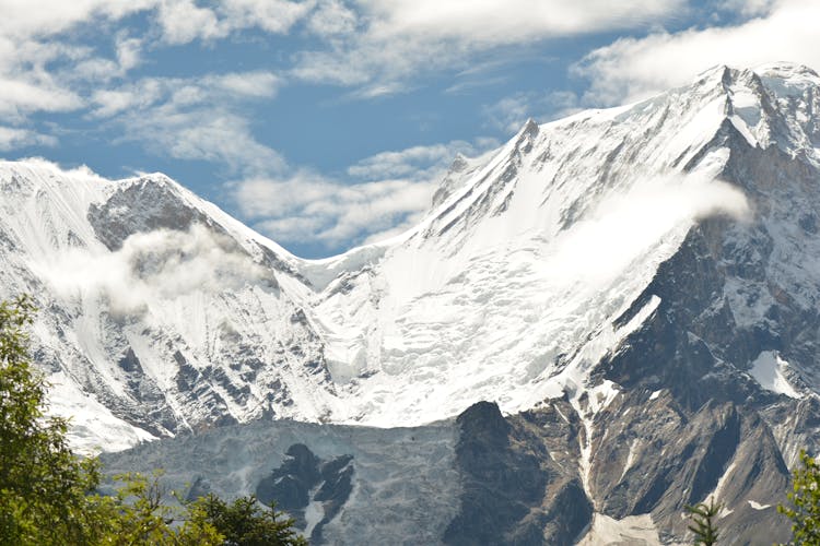 尼泊尔喜马拉雅山脉令人惊叹的雪山