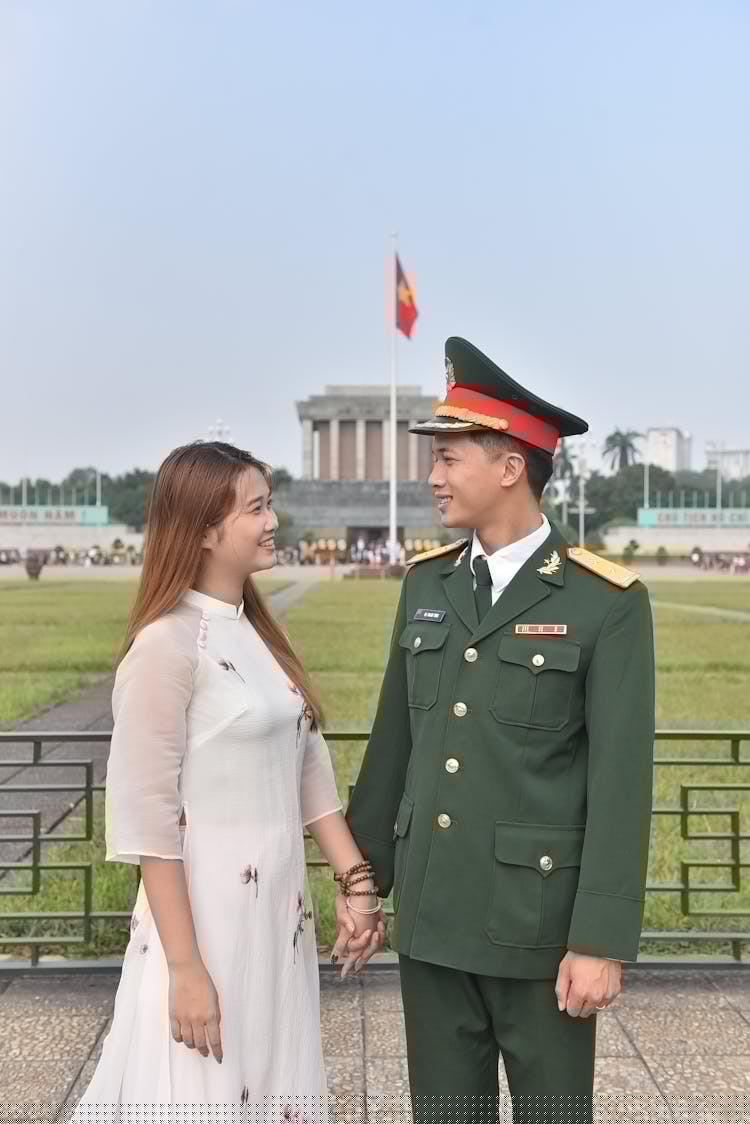 历史地标上身着传统服饰的情侣
