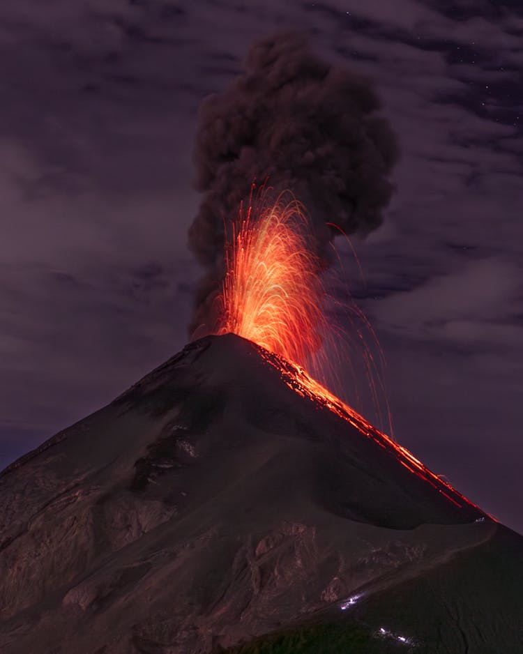 富戈火山戏剧性的夜间爆发