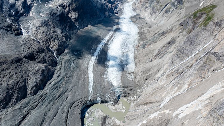 科罗塔尼冰川与山地景观鸟瞰图
