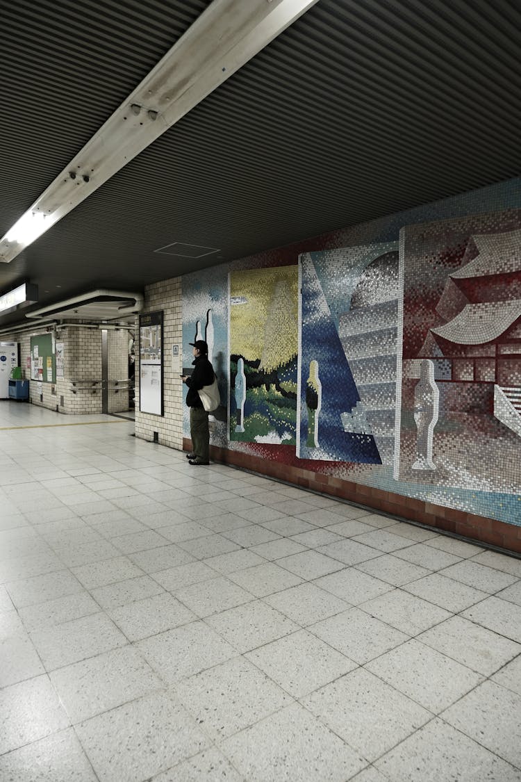 日本名古屋站走廊沿线的马赛克景观