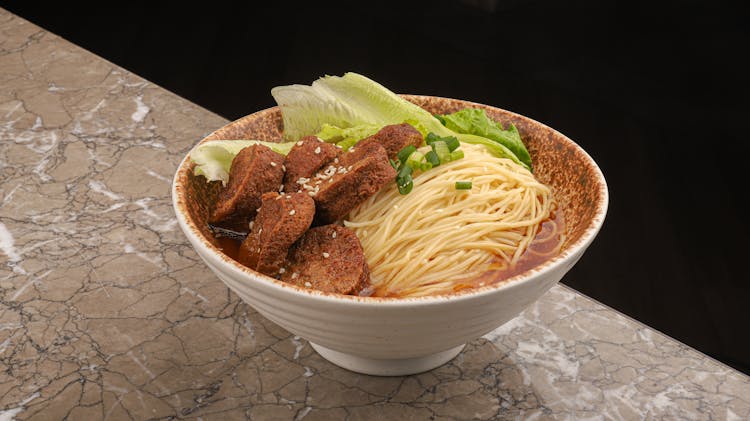 碗装生菜豆腐片汤