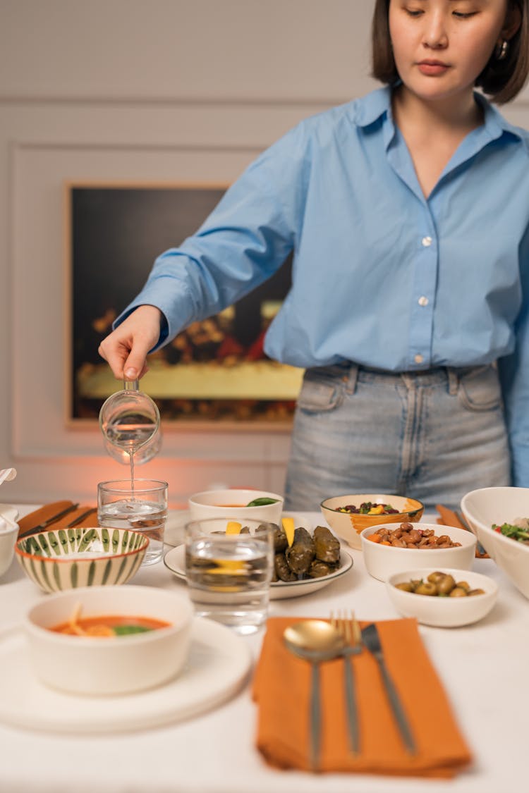 妇女为斋月提供食物和饮料