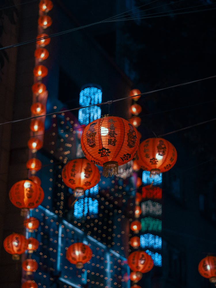 城市街道上悬挂的传统红纸灯特写