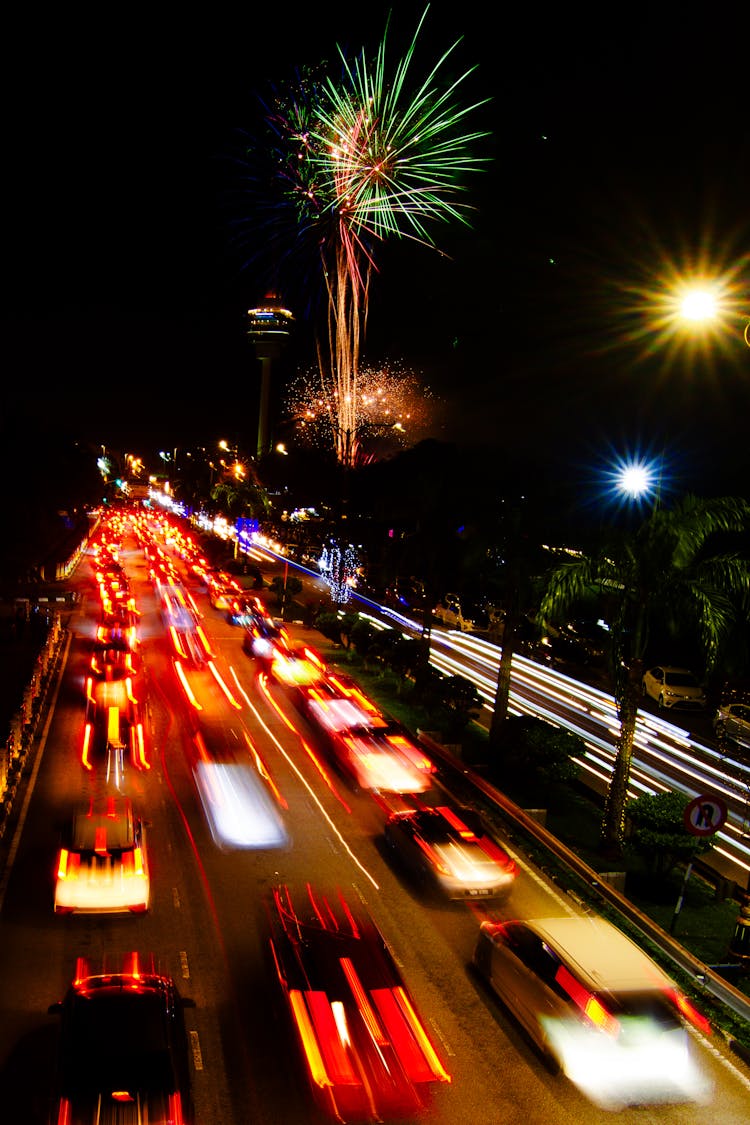 夜晚街道上的汽车