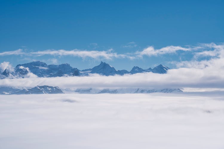 冬季雄伟的雪山天际线