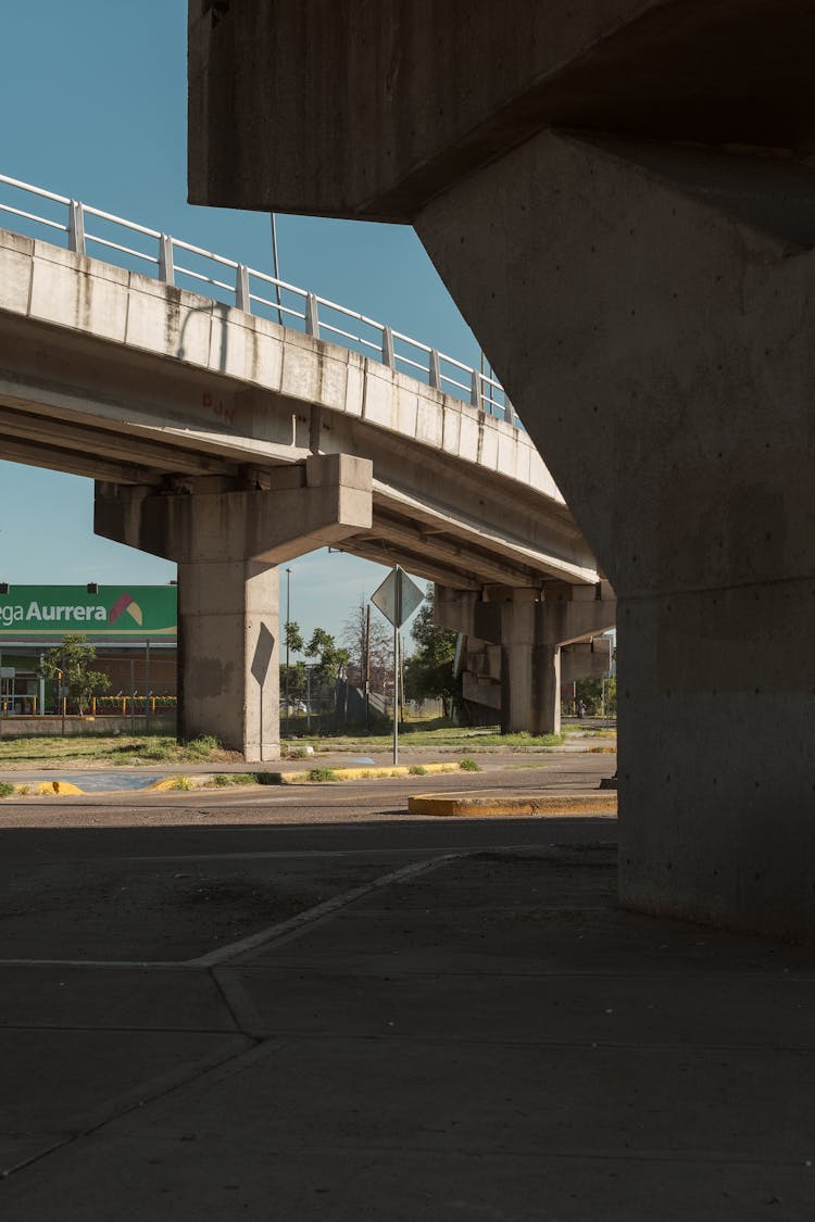 高速公路地下通道的视图，一辆汽车在下面行驶