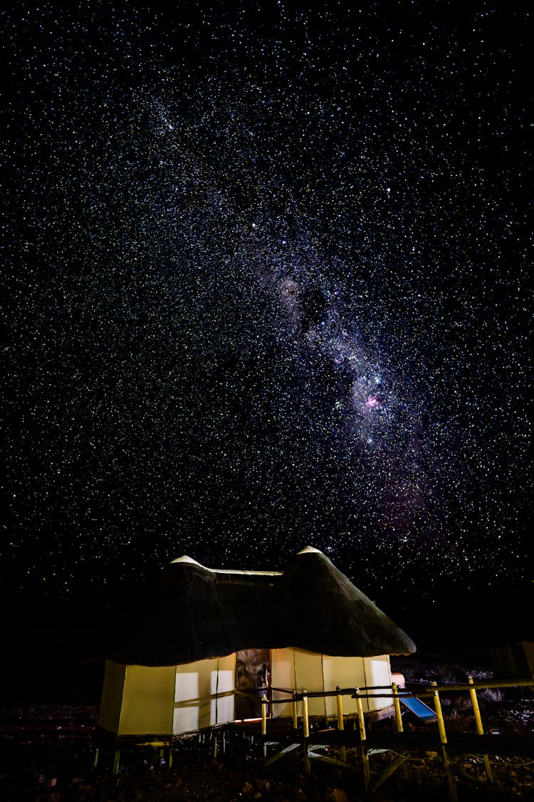 星空下的小屋，天空中有一片乳白色