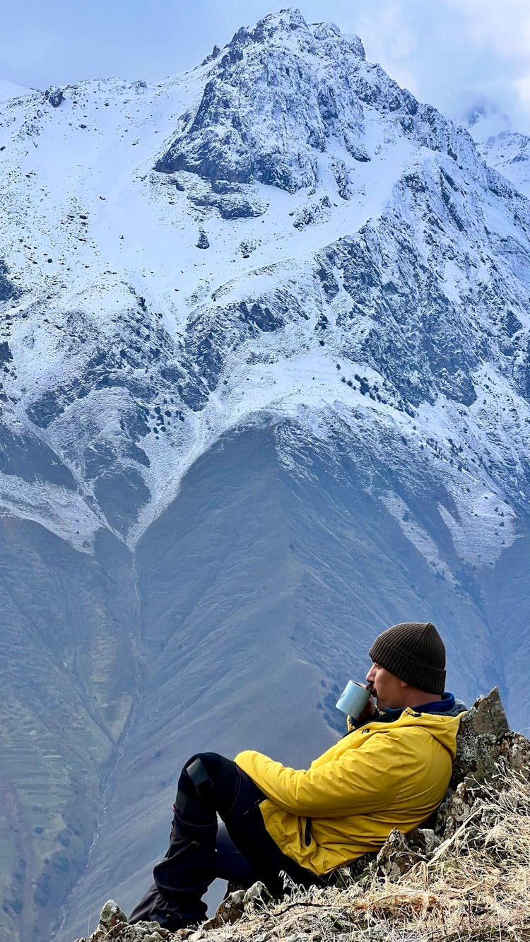人坐在雪山之巅品茶