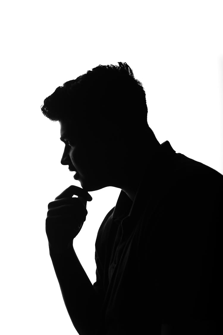 一个陷入沉思的男人的剪影