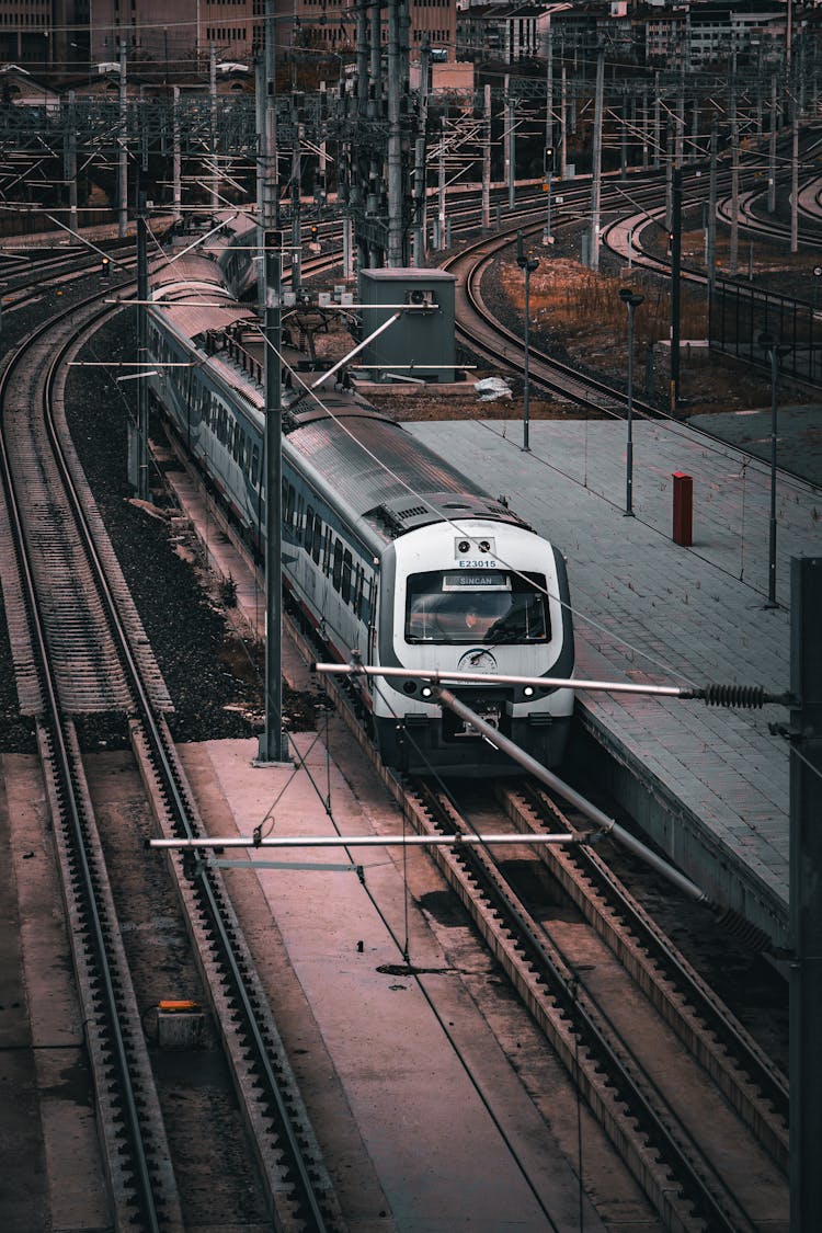 黄昏时分城市轨道上的现代列车