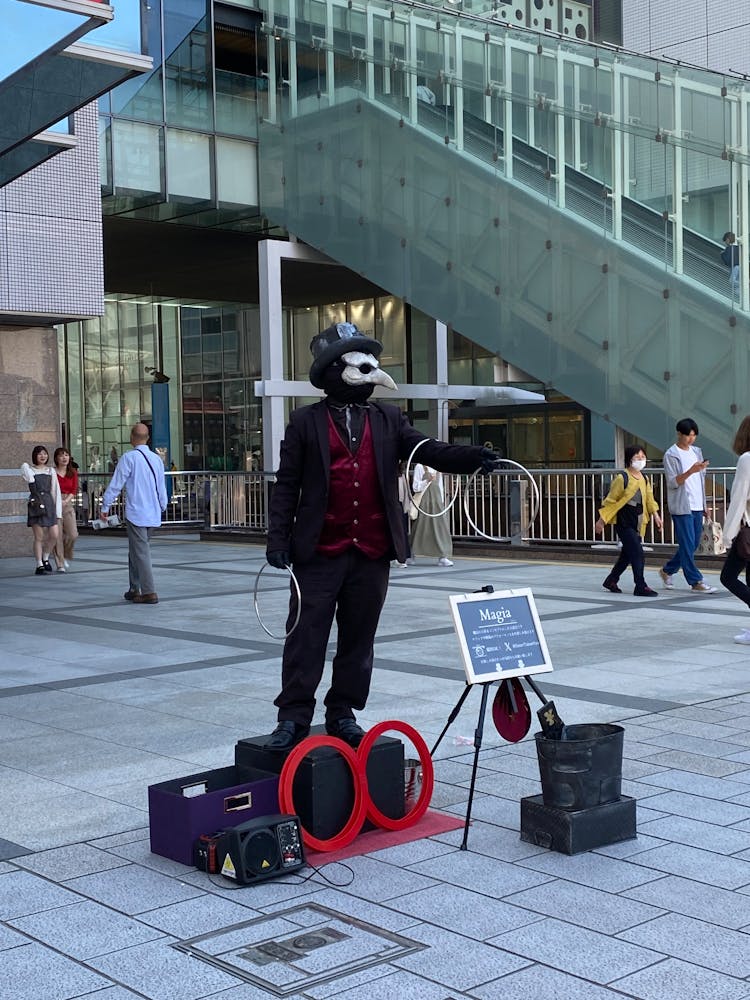 一个穿着瘟疫医生服装的人在街上表演