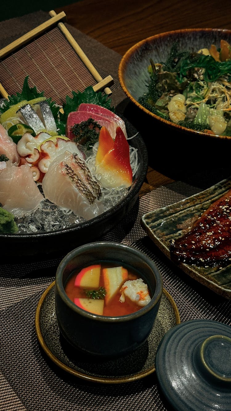 胡志明市餐厅的什锦寿司拼盘