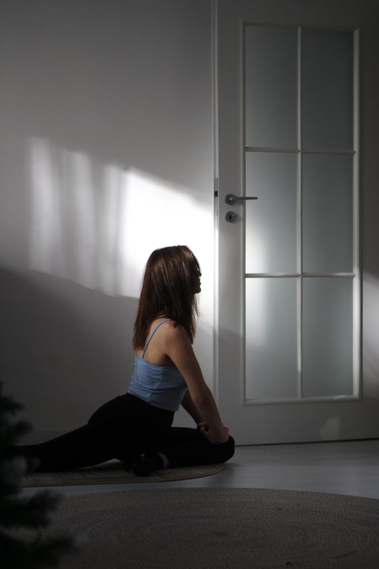 女人在公寓里锻炼