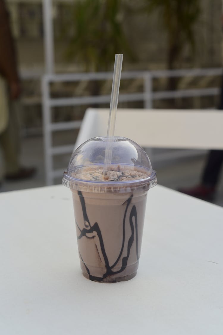 户外塑料杯中的巧克力奶昔