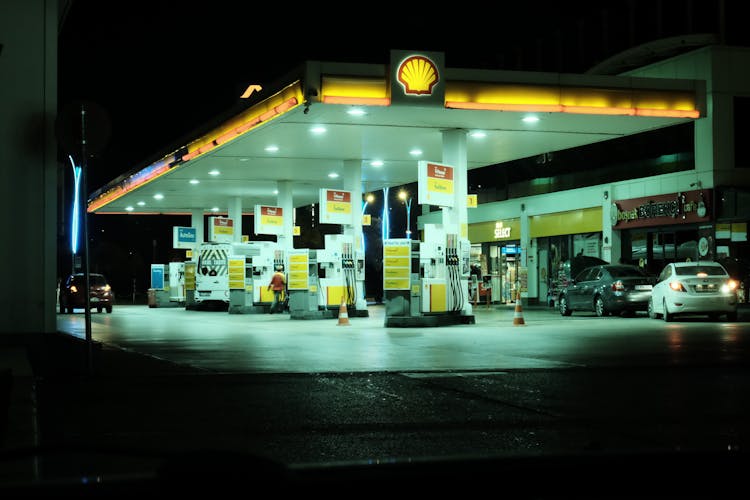 夜间加油站