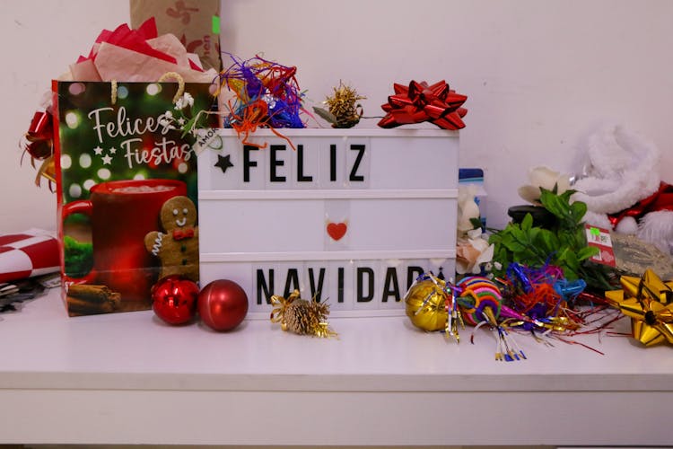 Feliz Navidad标志的节日圣诞装饰设置